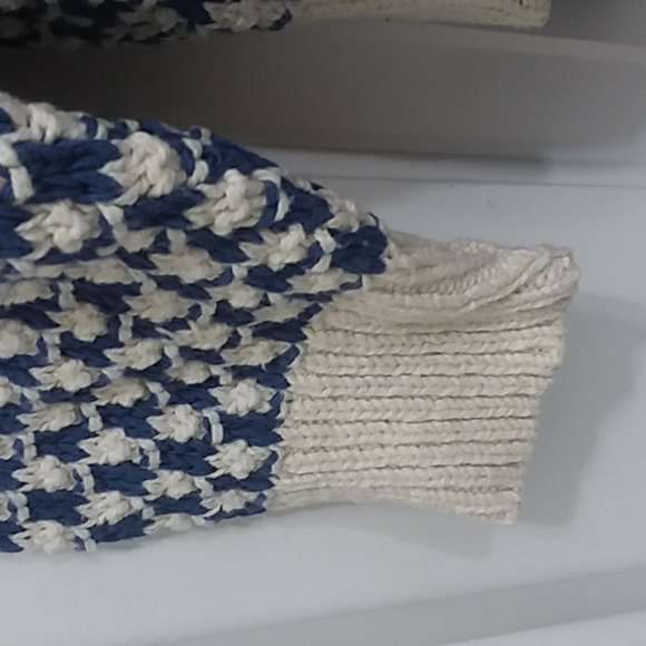 Geometric Pattern Sweater. NEW - Picture 5 of 9